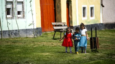 Câți dintre copiii de la sate au fost vreodată la un spectacol de Crăciun sau în excursie de iarnă?