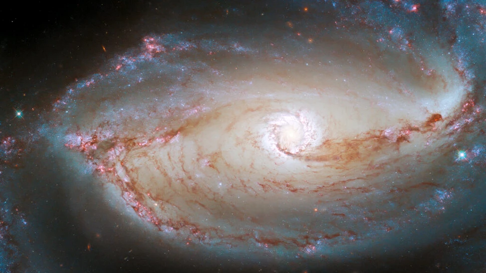 Telescopul Hubble a fotografiat „ochiul” unei galaxii care privește din spațiul îndepărtat