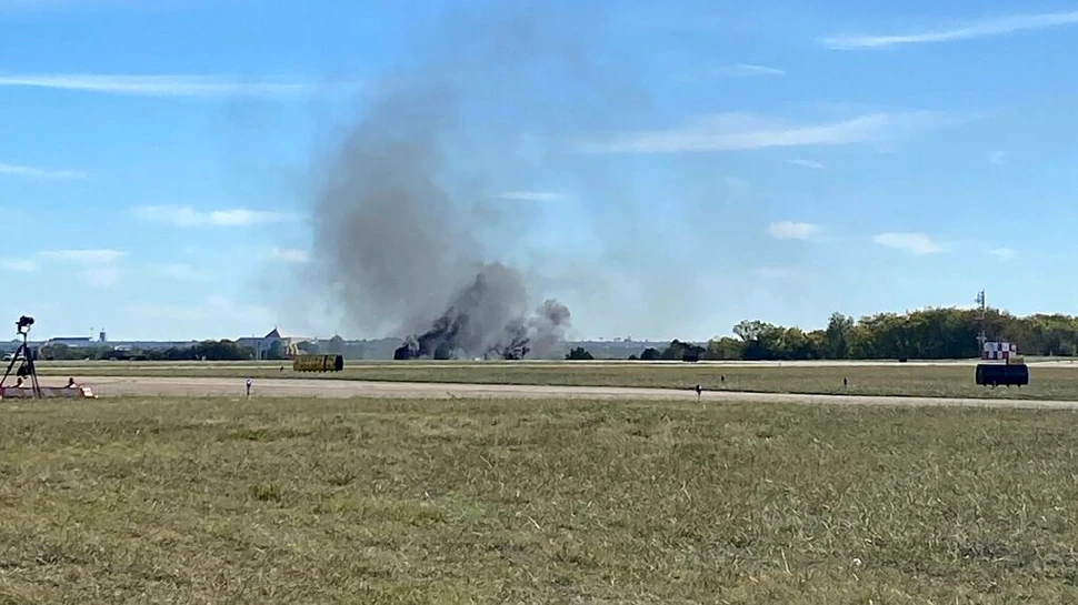 Două avioane s-au lovit în aer în timpul unui show aviatic