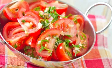 Salata de roșii românească, felul de mâncare european de vară cu cele mai puține calorii