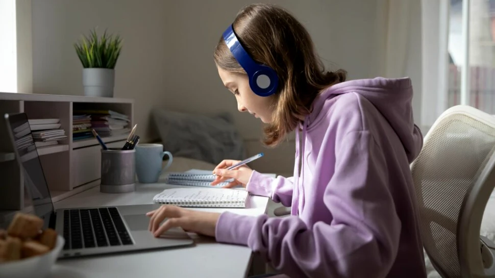 Dependența de Internet afectează comportamentul și dezvoltarea adolescenților
