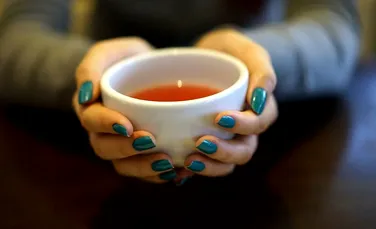 Dacă bei ceai fierbinte ai un risc aproape dublu de a face acest tip de cancer