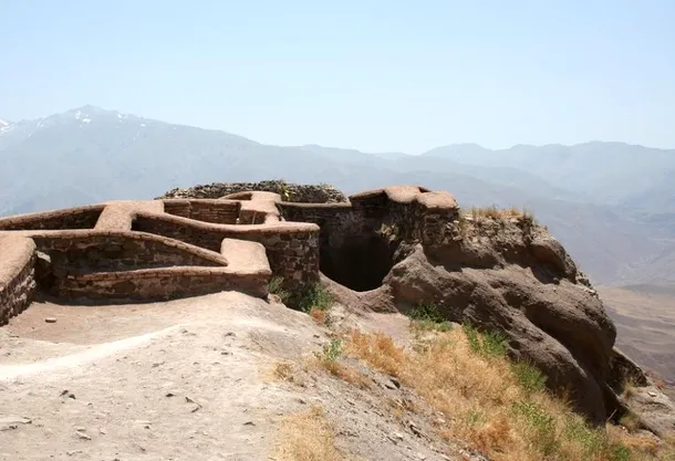 Ruinele din prezent ale fortăreţei Alamut