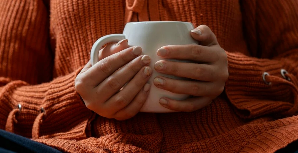 „Mâini reci, inimă caldă”. De ce femeile „simt frigul” mai mult decât bărbații?