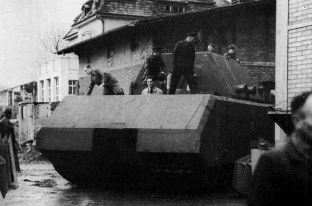 Imagini rare cu super-tancul naziştilor construit în timpul celui de Al doilea Război Mondial