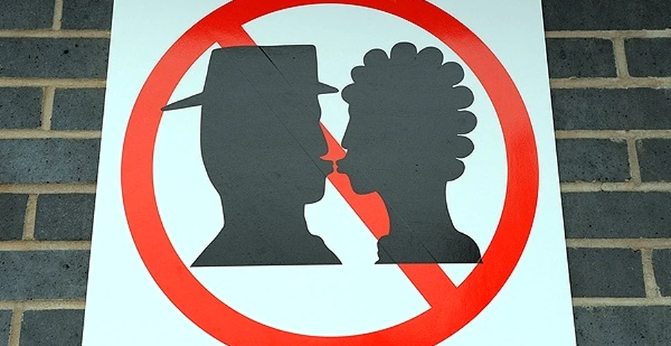 Condamnati la inchisoare pentru ca s-au sarutat in public
