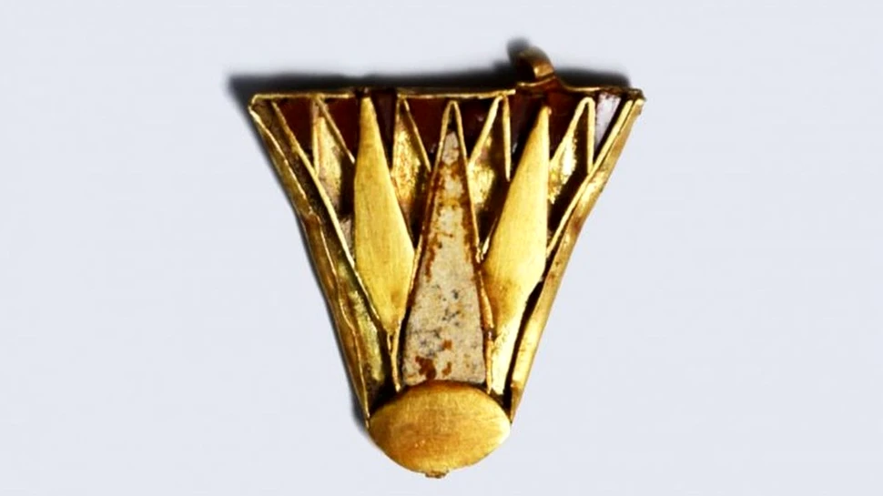 Bijuterii din aur din vremea lui Nefertiti, găsite în morminte din Cipru