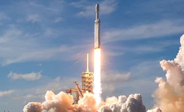 Acum ştim de ce propulsorul central al rachetei Falcon Heavy a companiei SpaceX nu a reuşit să aterizeze