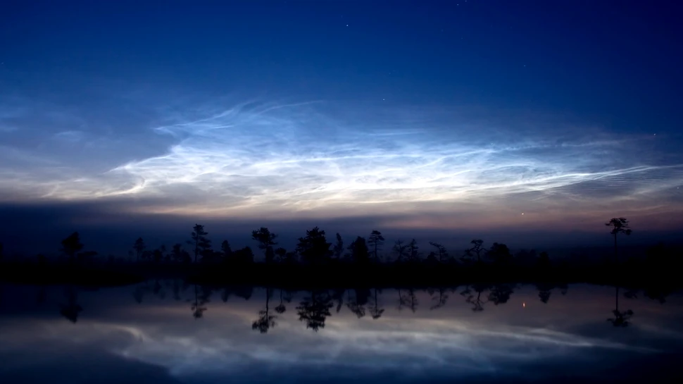 Un fenomen atmosferic rar cândva devine tot mai frecvent: de ce apar tot mai des nori luminiscenţi pe cerul nopţii?