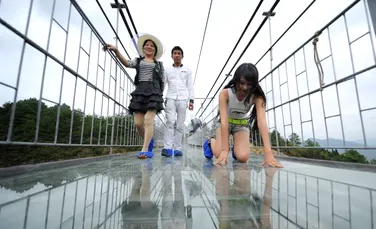 Primul pod suspendat din sticlă din China
