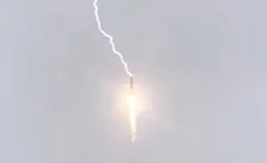 Deşi a fost lovită de un fulger, racheta Soyuz a plasat cu succes sateliţii pe orbită – VIDEO