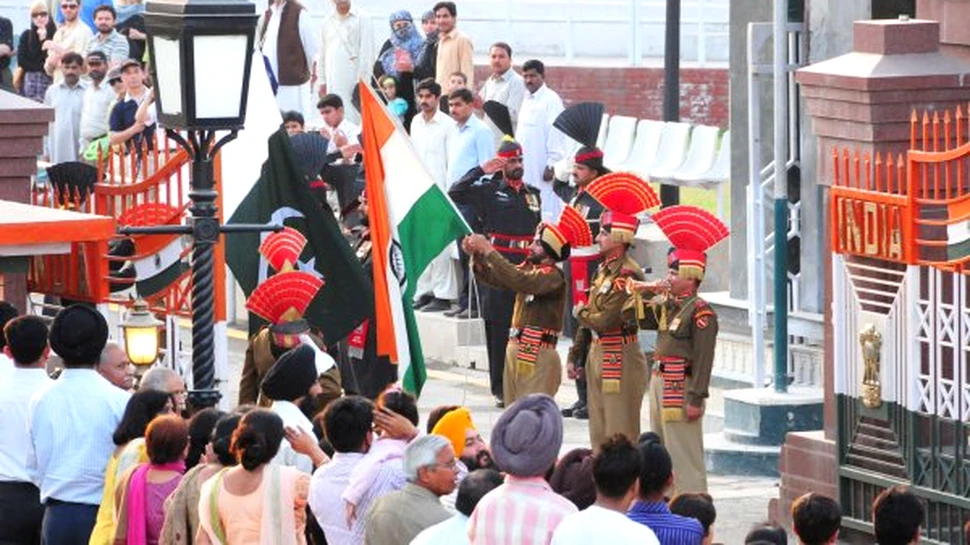 Ceremonia zilnica de inchidere a granitei dintre India si Pakistan (video)