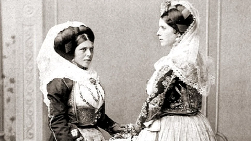 Costum traditional si MODA, un eveniment cu Adina NANU