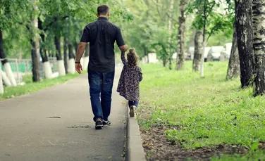 De ce tot mai mulți copii se îndepărtează de părinți