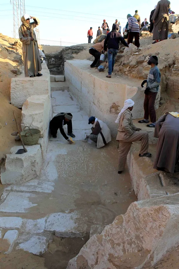 Lucrări la intrarea în mormântul faraonului Sobekhotep I