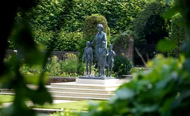 Statuia-omagiu închinată prinţesei Diana, dezvelită de William şi Harry la Palatul Kensington