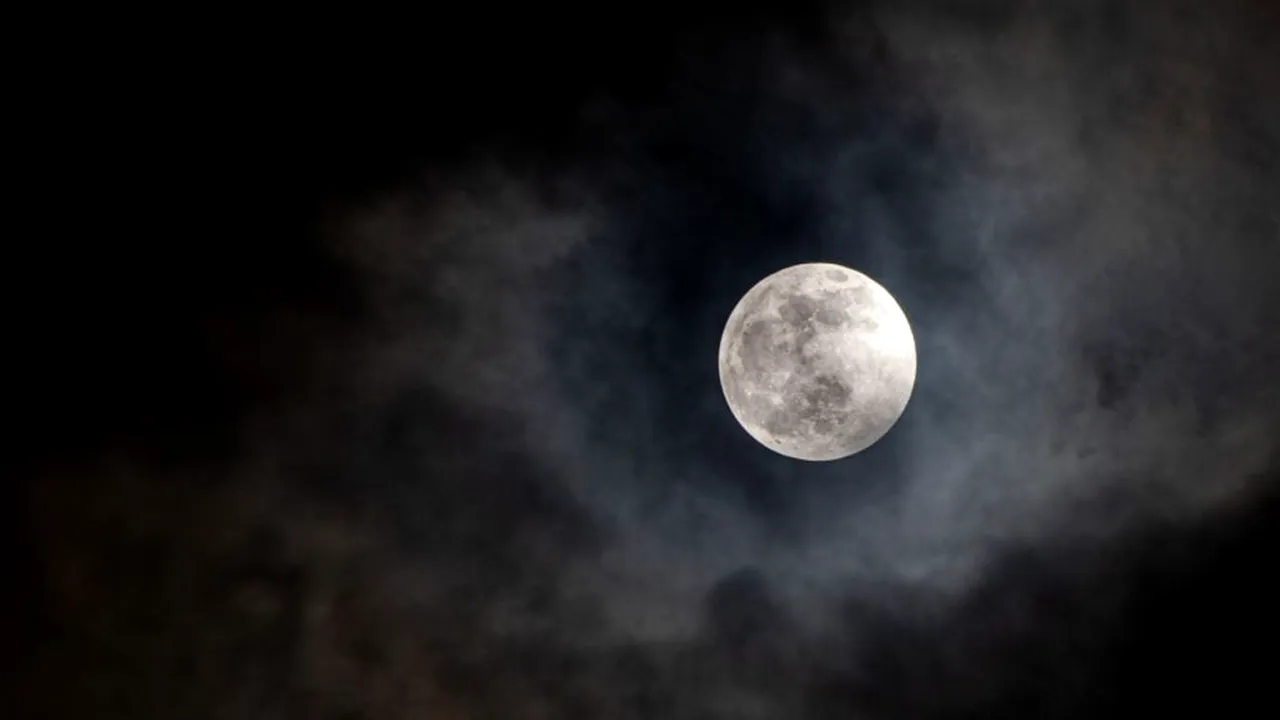 eclipsa de luna prin penumbra 5 iunie 2020_shutterstock_1611657316_descopera 