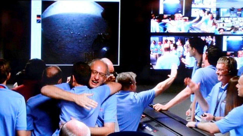 Au reuşit! Roverul Curiosity a ajuns cu bine pe Marte (VIDEO)