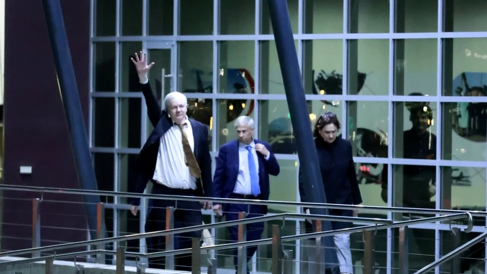 Julian Assange a ajuns în Australia, așteptat pe aeroport de familie și susținători