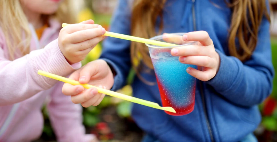 Copiii sub 8 ani nu ar trebui să bea sucuri din gheață aromată, avertizează medicii pediatri