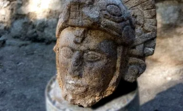 Statuia unui războinic mayaș cu coif de șarpe, descoperită la Chichén Itzá