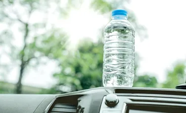 Cum poate sticla cu apă lăsată în maşină să pornească un incendiu