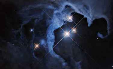 Un sistem stelar triplu asemenea unei bijuterii cosmice, observat cu Telescopul Hubble