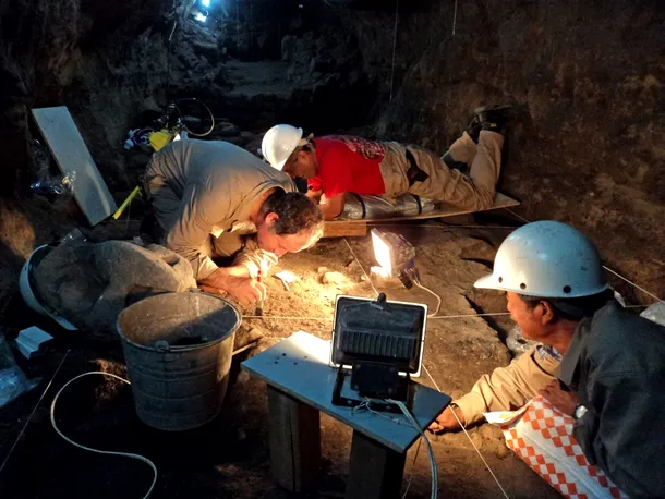 Arheologi explorând tunelul