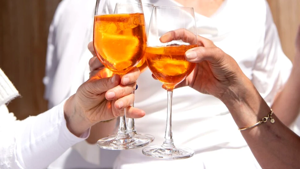 Alcoolul nu aduce niciun beneficiu pentru tineri. Ce au de câștigat adulții trecuți de 40 de ani?