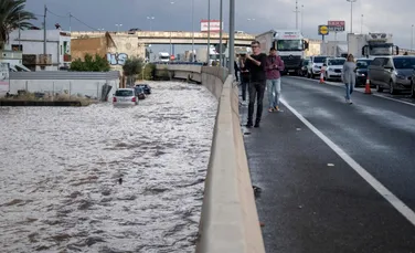 Valencia este cuprinsă de inundații. Oamenii au rămas blocați