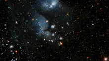 Telescopul Hubble a „tras cu ochiul” la coconii care formează stele într-o galaxie vecină