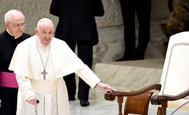 Cum se simte Papa Francisc? A sosit în sala de audiențe de la Vatican sprijinindu-se în baston