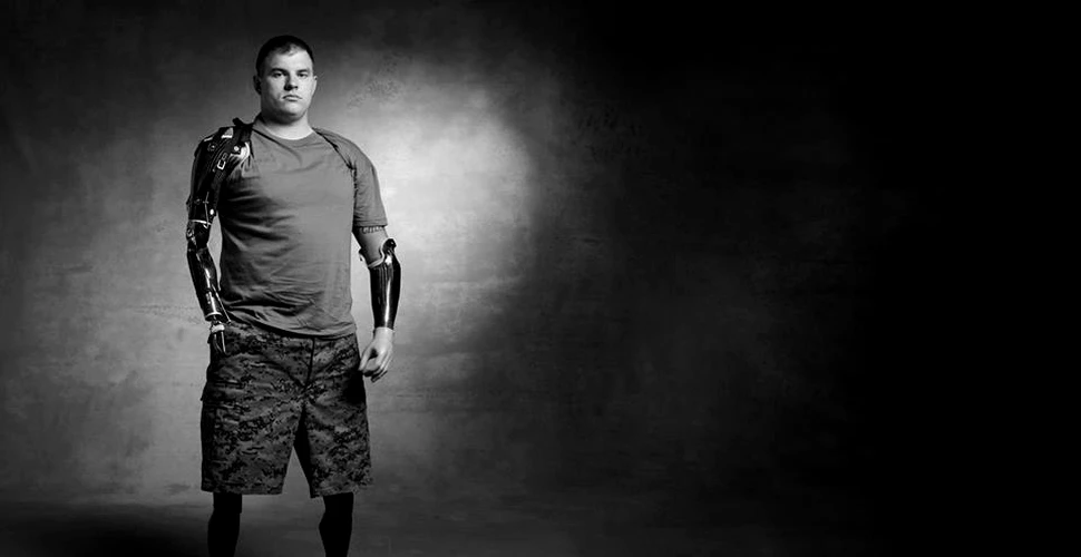 Un fost militar american şi-a pierdut toate membrele în războiul din Afganistan, însă drama prin care a trecut nu l-a oprit să-şi trăiască viaţa