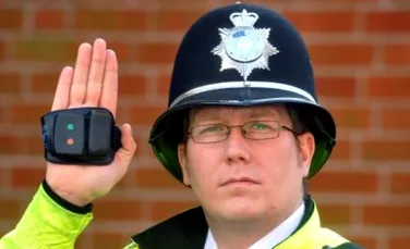 Manusa cu detector de metale – noua “arma” a politistilor britanici