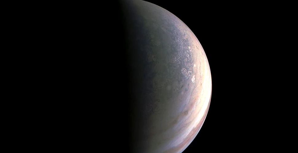 Astronomii au obţinut ÎN PREMIERĂ primele imagini ale polilor lui Jupiter. Pe această planetă există o structură ,,ce nu se aseamănă cu nimic din ceea ce poate fi găsit în apropiere” – FOTO+VIDEO