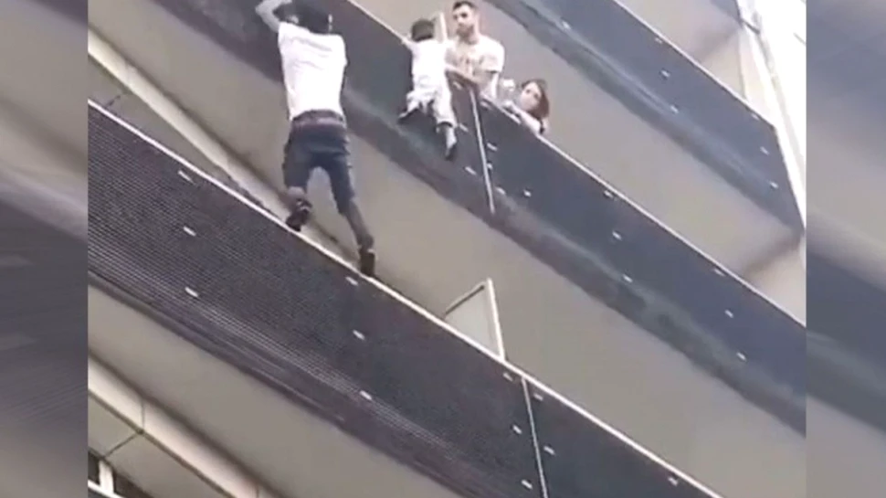 Un tânăr a escaladat în doar câteva secunde un imobil pentru a salva un copil care atârna în gol – VIDEO