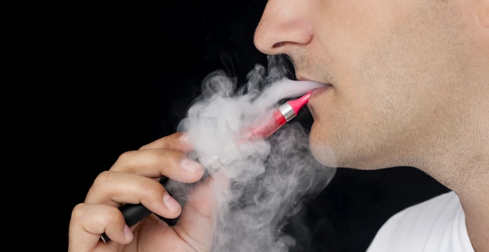 Chimicalele din E-Cigarette pot cauza boala „plămânilor-popcorn”. Rezultatul alarmant al unei cercetări efectuate la Harvard