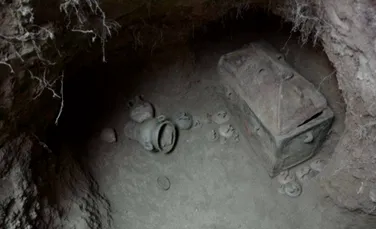 Un fermier din Grecia a descoperit din greşeală un mormânt antic ce avea şi o cameră ascunsă