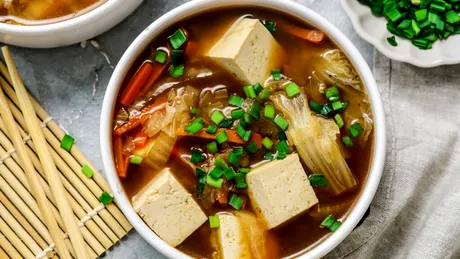 Miso alb sau miso roșu? Diferențe, utilizări și de ce multe rețete nu specifică tipul