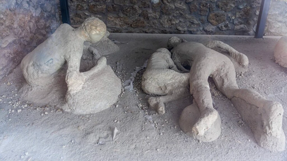 De ce victimele din Pompeii erau îmbrăcate cu haine groase de lână dacă Vezuviul a erupt în luna august?