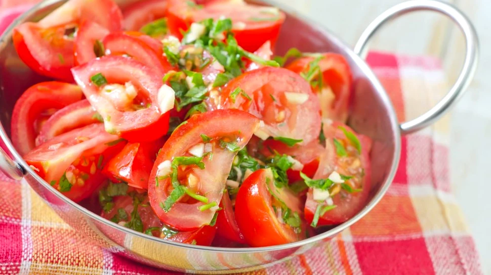 Salata de roșii românească, felul de mâncare european de vară cu cele mai puține calorii