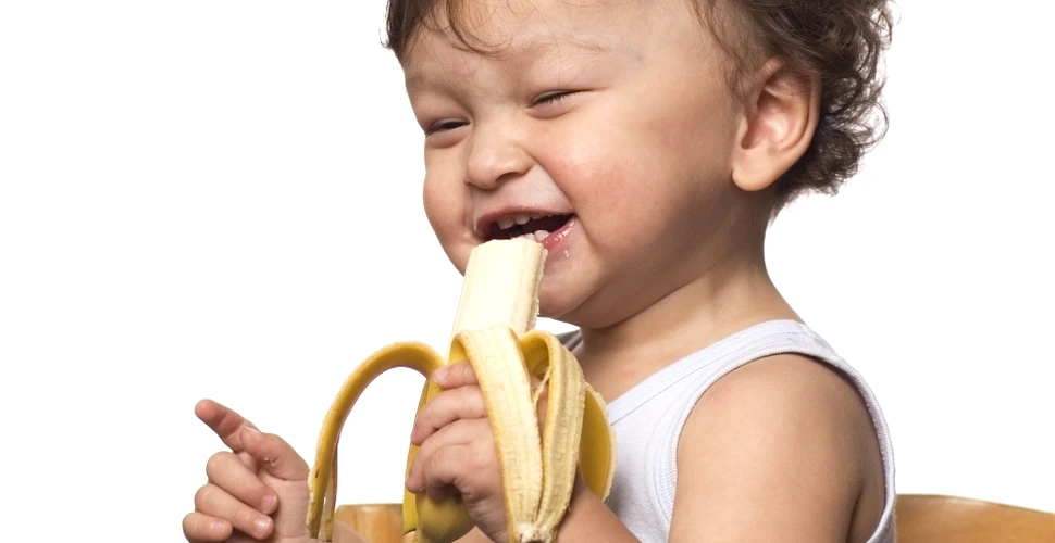 La ce vârstă ar trebui bebeluşii să înceapă să mănânce hrană solidă?