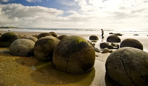 Ce sunt aceste sfere misterioase de pe o plajă din Noua Zeelandă şi cum au apărut?