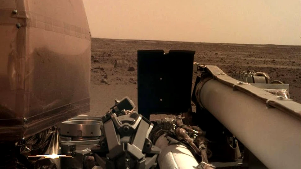 Prima imagine clară realizată de sonda InSight pe Marte