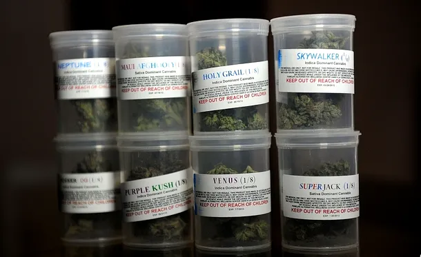 Soiuri de marijuana medicinală vândută de PureLife Alternative Wellness Center, Los Angeles, California