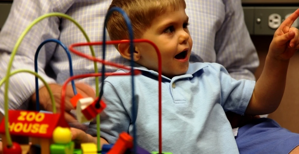 Reuşită extraordinară a ştiinţei: un copil de 3 ani aude pentru prima dată după un implant revoluţionar (VIDEO)