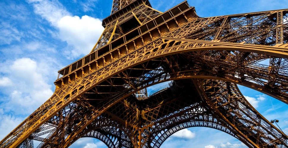 Doi turiști americani beți, găsiți dormind în Turnul Eiffel