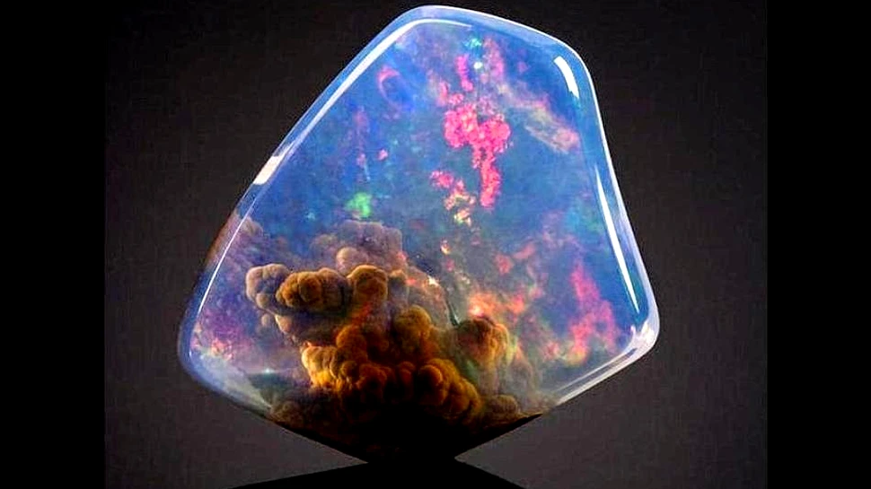 Cea mai stranie nestemată: o piatră are înăuntru o „nebuloasă cosmică” spectaculoasă