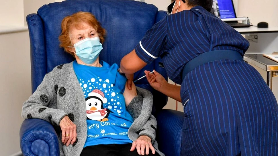 O femeie de 90 de ani, prima din lume vaccinată anti-COVID cu serul Pfizer/BioNtech, în afara unui studiu clinic