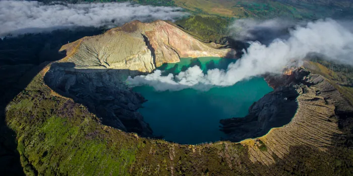 Un vulcan din Indonezia scuipă „lavă” albastră, iar cercetătorii au aflat de ce